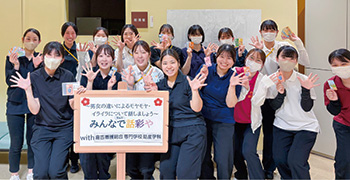話彩やに参加した倉吉総合看護専門学校助産師学科の生徒の写真
