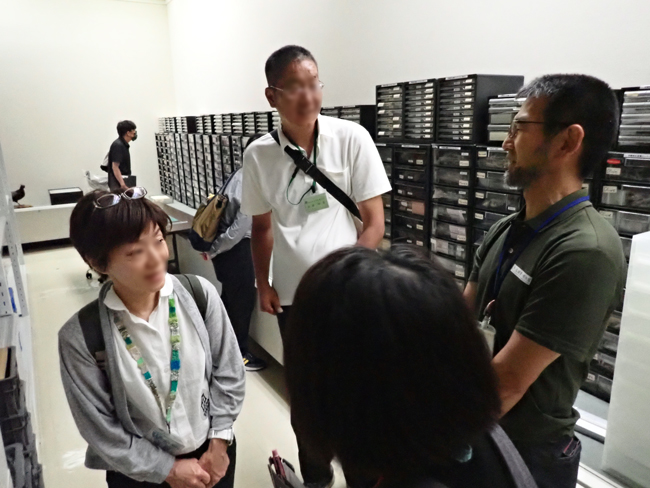 収蔵庫見学