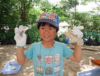 土器などを見つけた様子