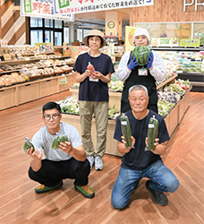 県内スーパーの方とスーパーに野菜を届ける生産者さんの写真（県政だより9月号の表紙）