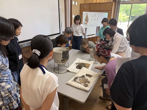 縄文土器観察の様子