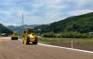 佐貫バイパス路盤施工時写真 地面を踏み固める車両の写真