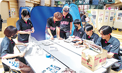 新聞紙を使用したスリッパ作成の様子