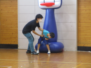 児童が捕まっている写真