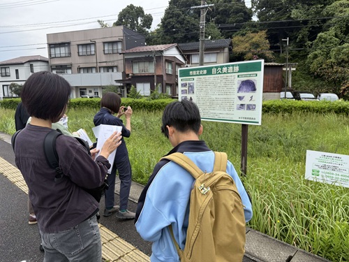 目久美遺跡見学の様子