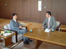 毎日新聞社