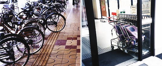 点字ブロックに自転車が駐輪している写真と点字ブロックに買物カートが置いてある写真