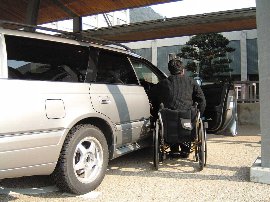 車椅子駐車場に一般車両が駐車している写真