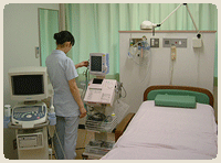 MFICUで看護師が機械を操作している写真