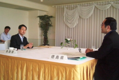 飯泉徳島県知事と平井鳥取県知事対談の様子
