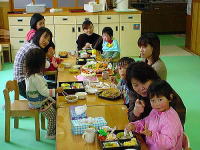 写真：ぐんぐんぱあく食事の様子