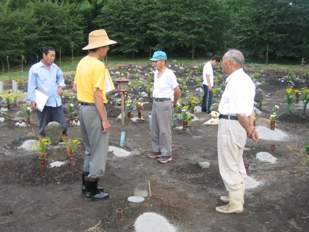 墓地での聞き取り調査の様子の写真