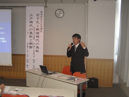 米子会場で解説する岡村専門員の様子の写真（2010年5月16日撮影）