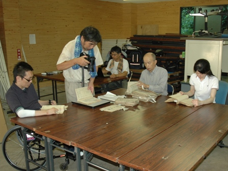 資料撮影の様子の写真