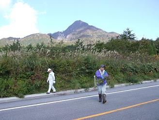 烏ヶ山と除草作業