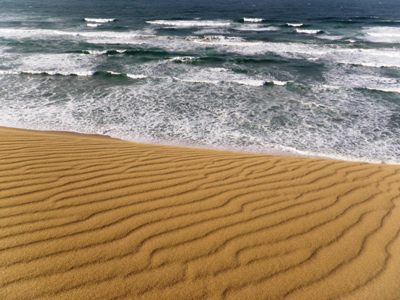 風紋と日本海の荒波