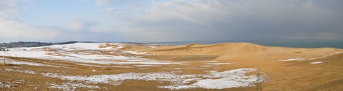 砂丘の雪景色