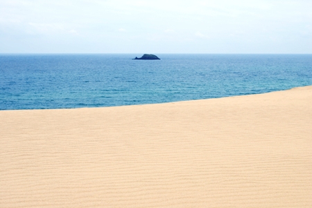 鳥取砂丘からみたくじら島の写真