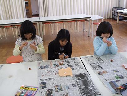 みんな真剣に色塗り中