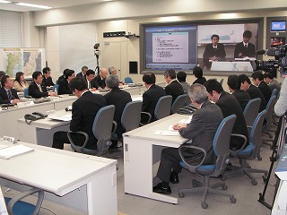 テレビ会議に参加する平井知事