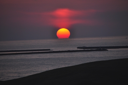 砂丘で見る夕日 砂丘事務所 とりネット 鳥取県公式サイト