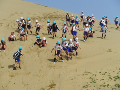 遠足で砂丘に来た鳥取大学附属小学校
