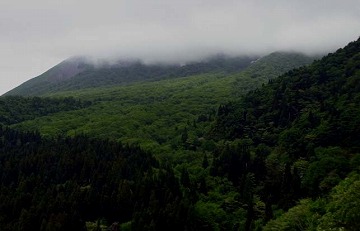 雲がかかる大山