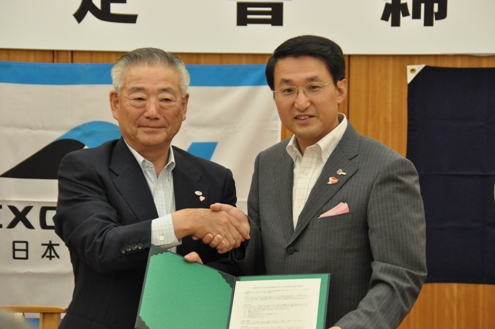 握手を交わす社長と知事