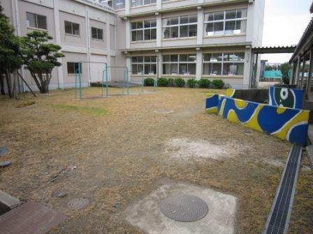 大栄小学校中庭（1）芝張り前