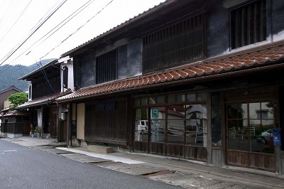 根雨の街