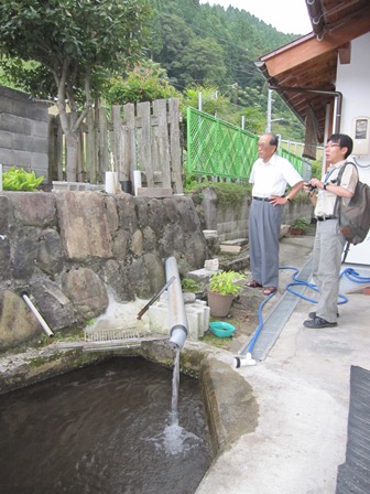 日南町における水神についての聞き取り調査の様子の写真