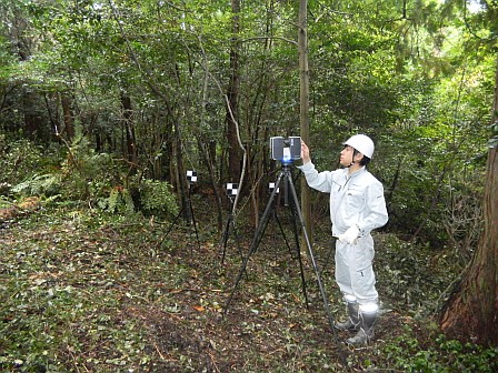 向山6号墳での3次元測量の様子の写真（その1）