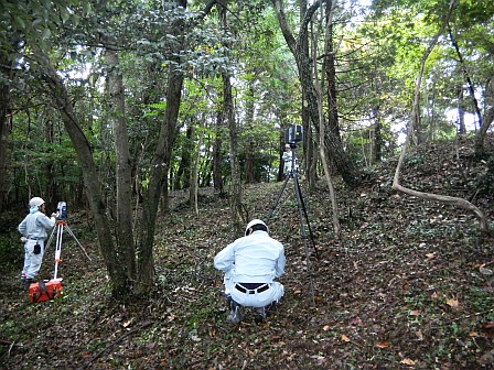 向山6号墳での3次元測量の様子の写真（その2）