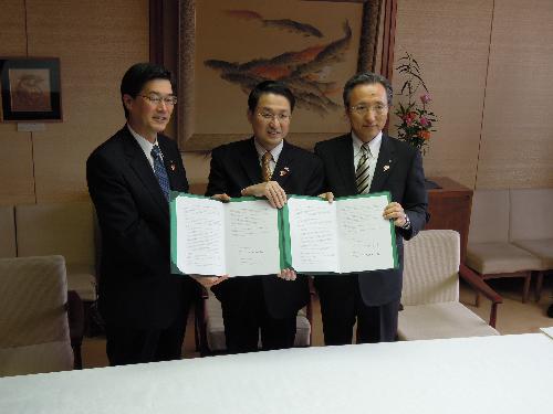 平成２３年１２月１日（木） 鳥取県と山陰合同銀行、鳥取銀行との協定締結式