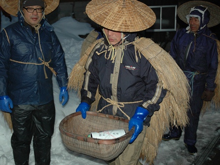 祝儀を受け取り立ち去る様子の写真