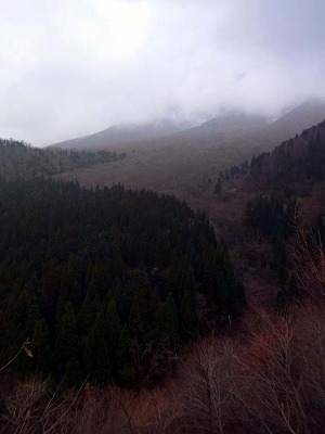 雲に隠れる大山