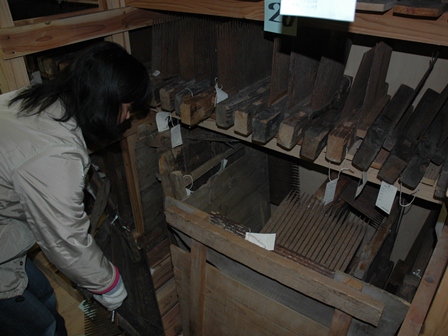 倉吉博物館の収蔵庫に収められる稲扱千刃の様子の写真