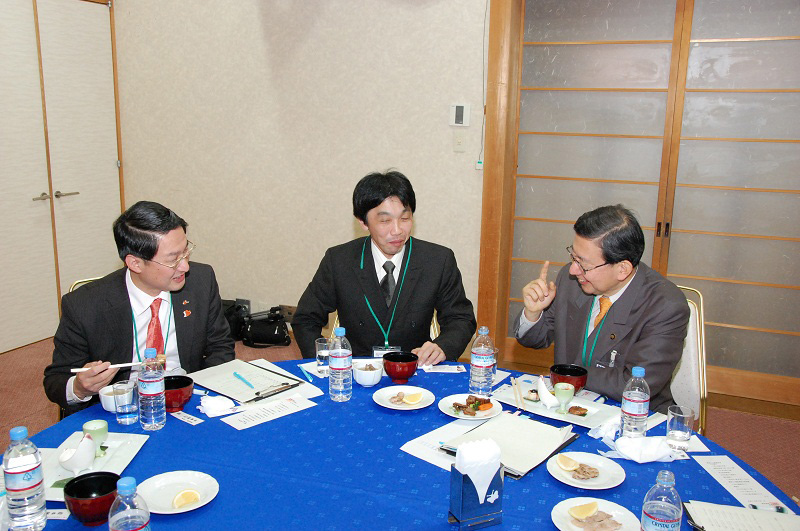 因州しし肉試食・意見交換会にて（左から、平井鳥取県知事、シシボタンの会　伊吹会長、竹内鳥取市長）