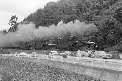 江府町を走る蒸気機関車の写真