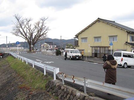 かつて四王寺の祭りの日に市が立った小鴨橋付近の土手の様子