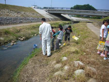 川の水をくむ