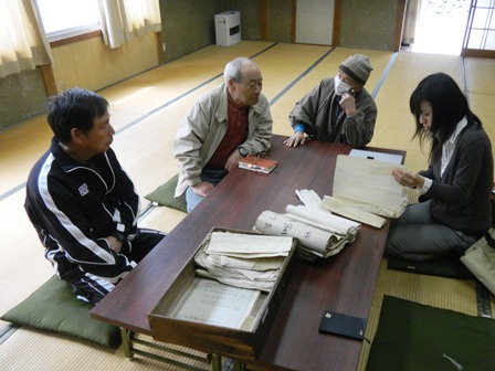 大谷地区自治公民館での資料調査の様子の写真