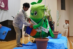 第3回リレー植樹（若桜町）・若桜町立若桜学園開校記念植樹