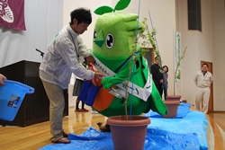 第3回リレー植樹（若桜町）・若桜町立若桜学園開校記念植樹