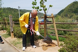 平木八頭町長による植樹