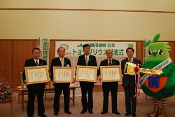 県内トヨタのみなさんと会長・トッキーノ