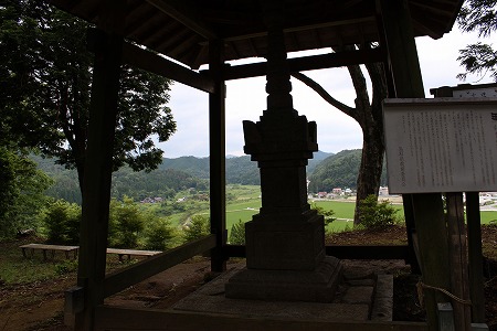 大宮を望むほうきょう印塔