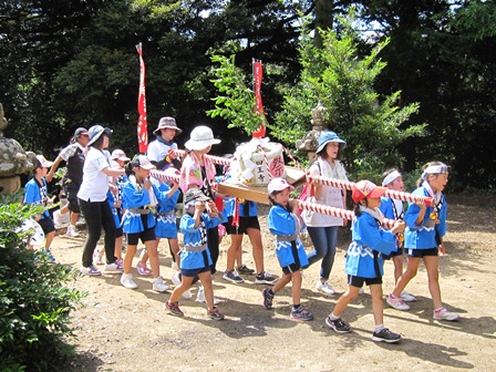 四王寺境内に到着した子ども神輿の写真