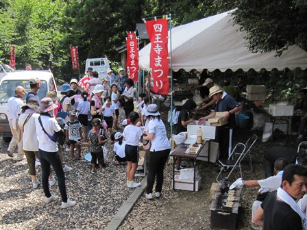 大谷地区の人たちが四王寺境内に設営した出店の写真