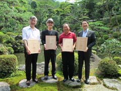 額を持っての記念撮影